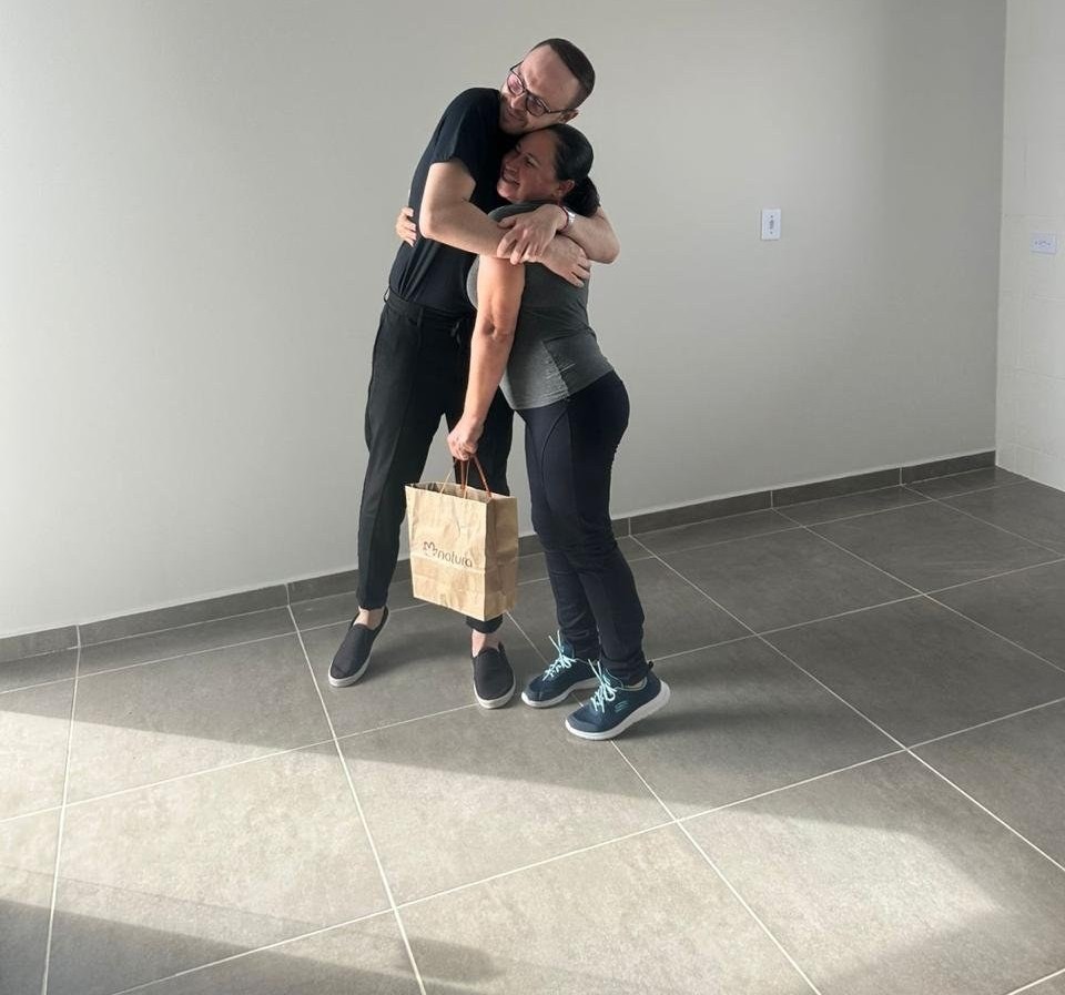 Casal celebrando entrega da casa – Octa Construtora e Incorporadora