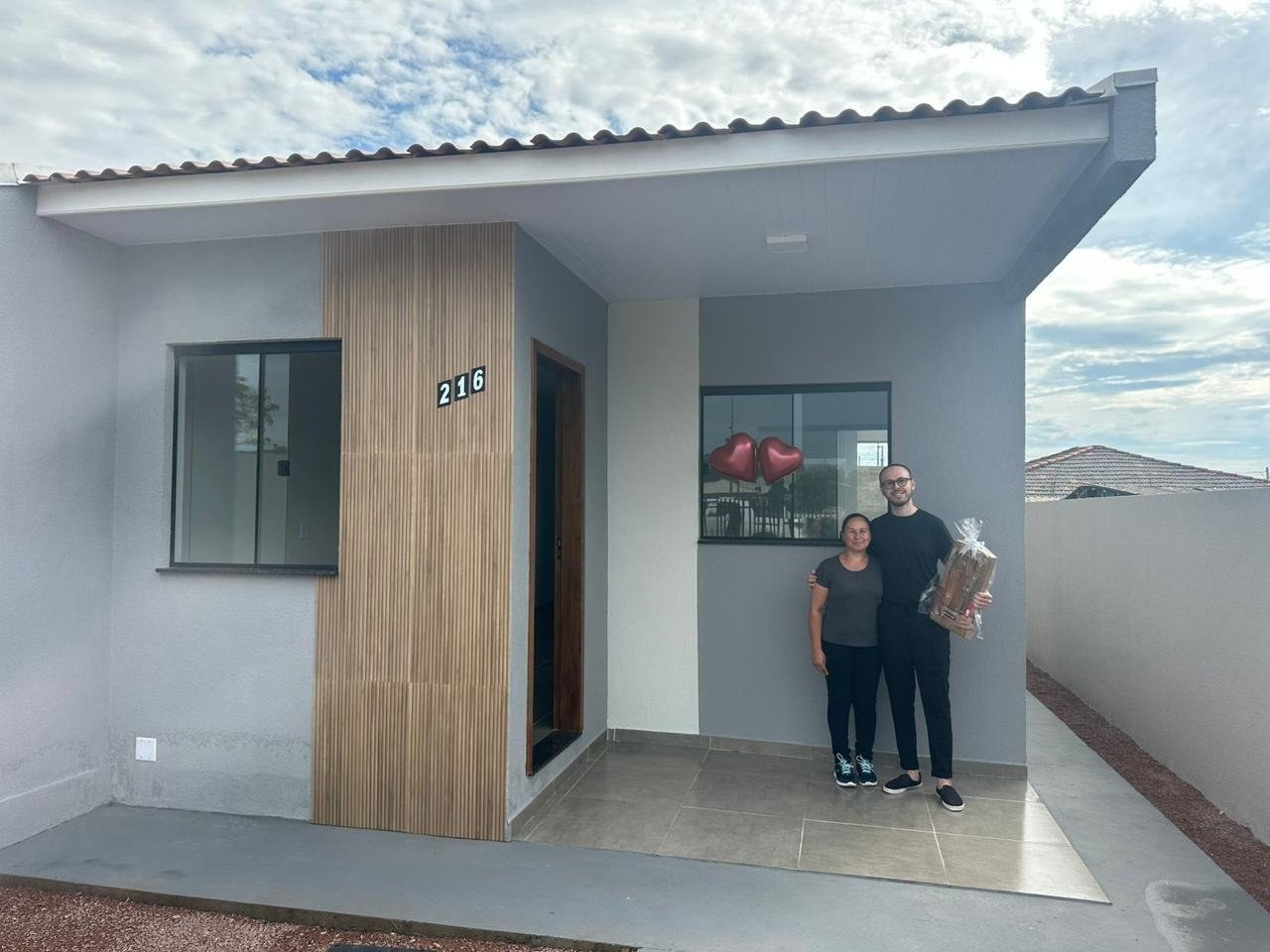 Casal frente à casa 216 – Octa